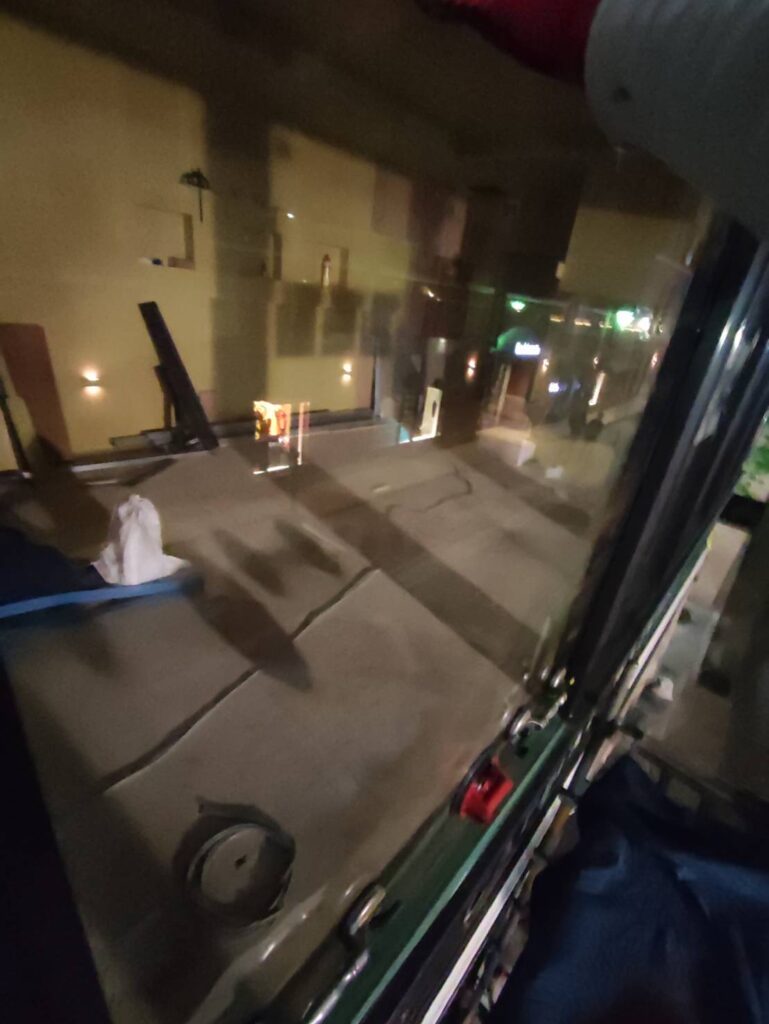 店舗FIX窓の新しいガラス取付作業中