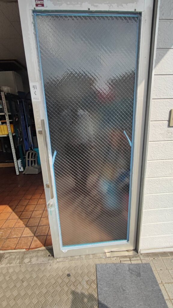 店舗ドアガラスのコーキング仕上げ完了後