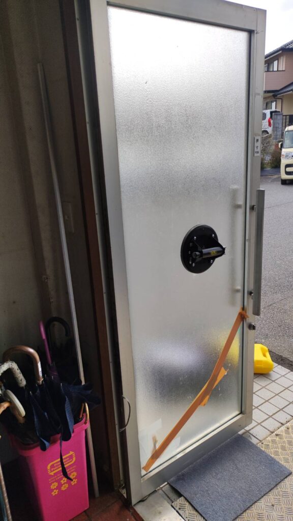 下関市の店舗ドアですりガラスが割れている状態