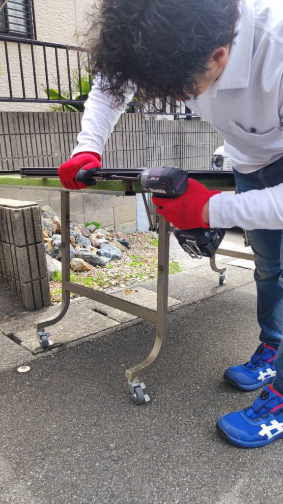 下関市のガラス交換費用を現地確認後に総額見積もりする作業風景