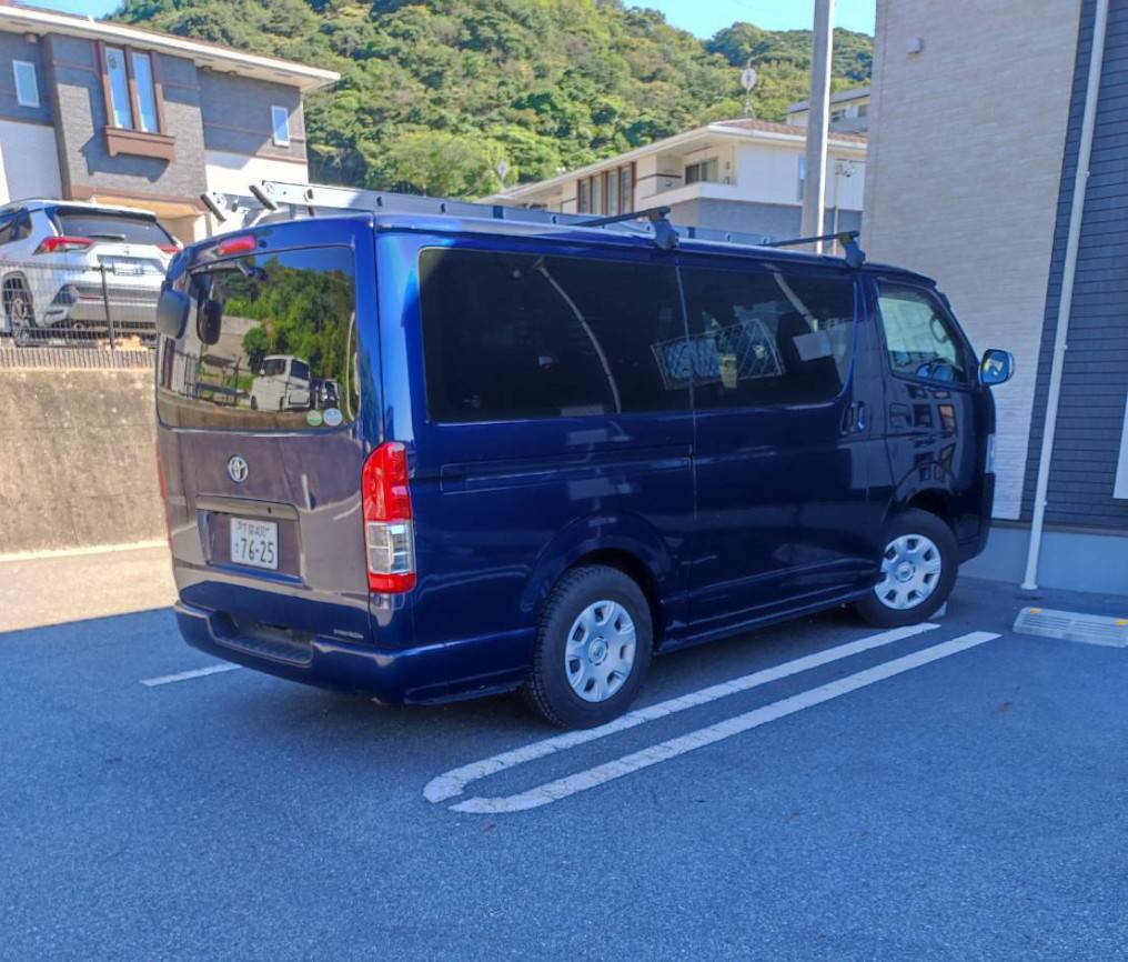 下関市内の現場へお伺いするMADOSUKEガラス店の作業車