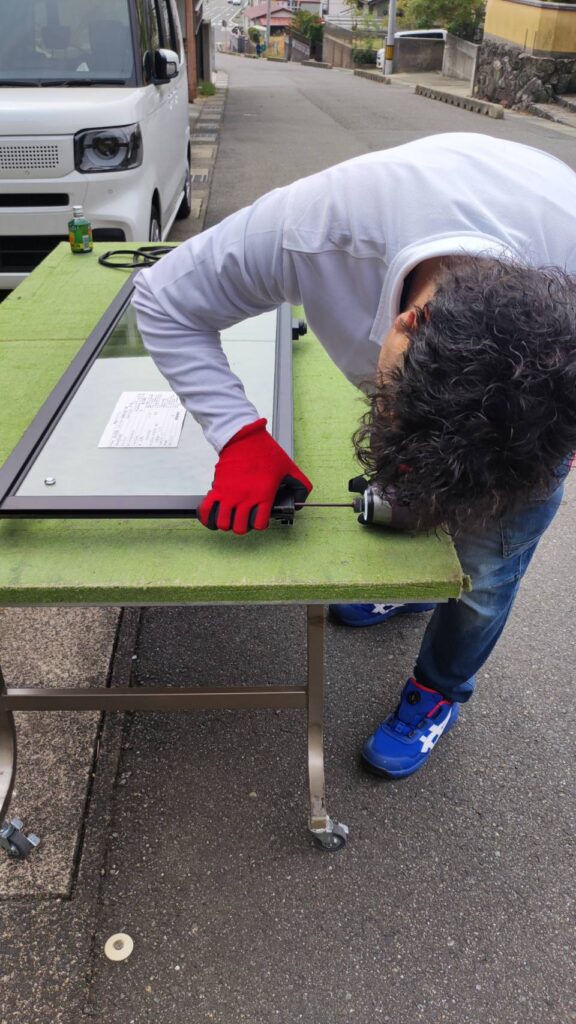 下関市で断熱ガラスへ交換している施工中の様子