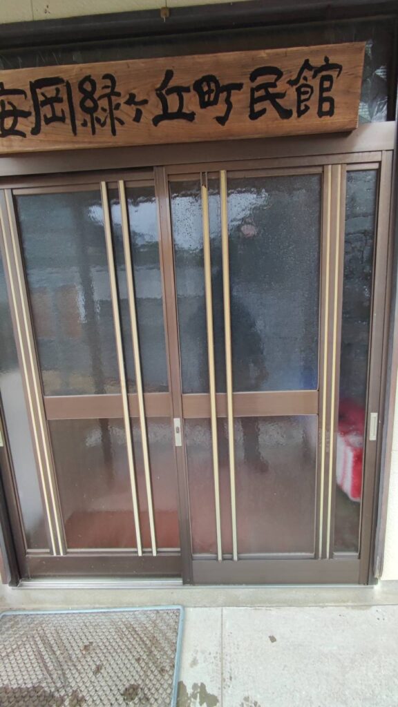下関市　安岡 自治会館　玄関引戸の型板ガラス交換後
