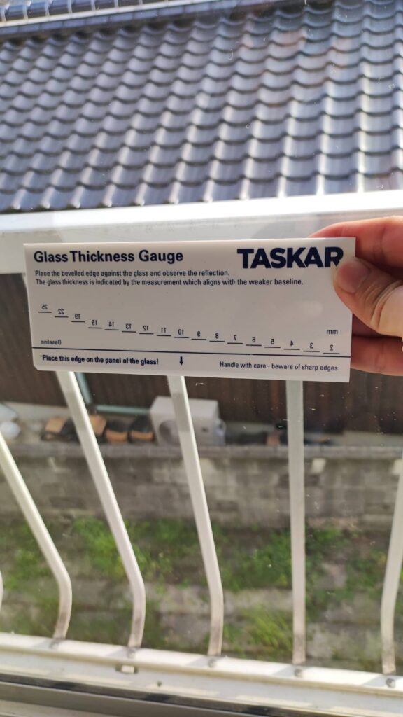 透明ガラスの厚みを測るTASKARガラス厚みゲージ