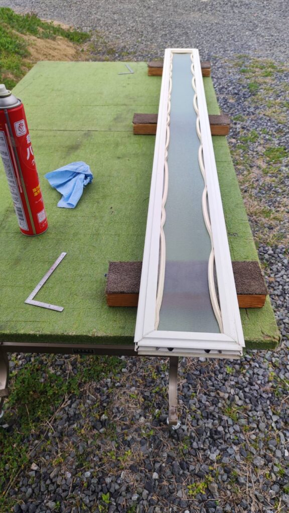 TOSTEM玄関引き戸のガラス入れ替え作業