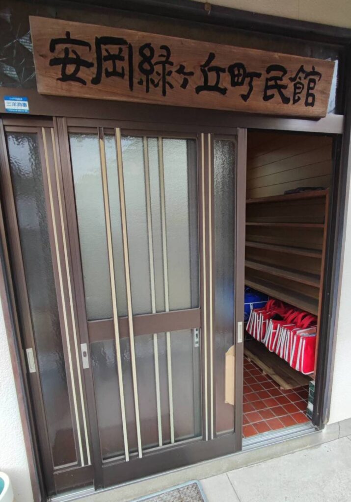 下関市で型板ガラス交換前の破損状態を確認するMADOSUKEガラス店