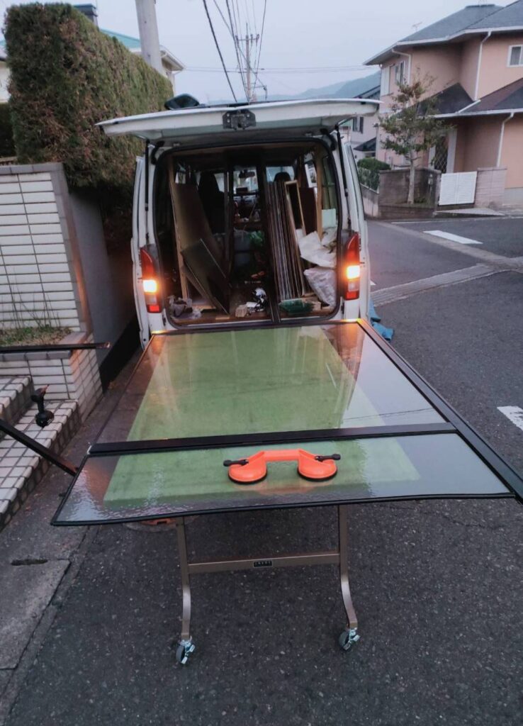 下関市の現場でガラス交換に対応するMADOSUKEガラス店