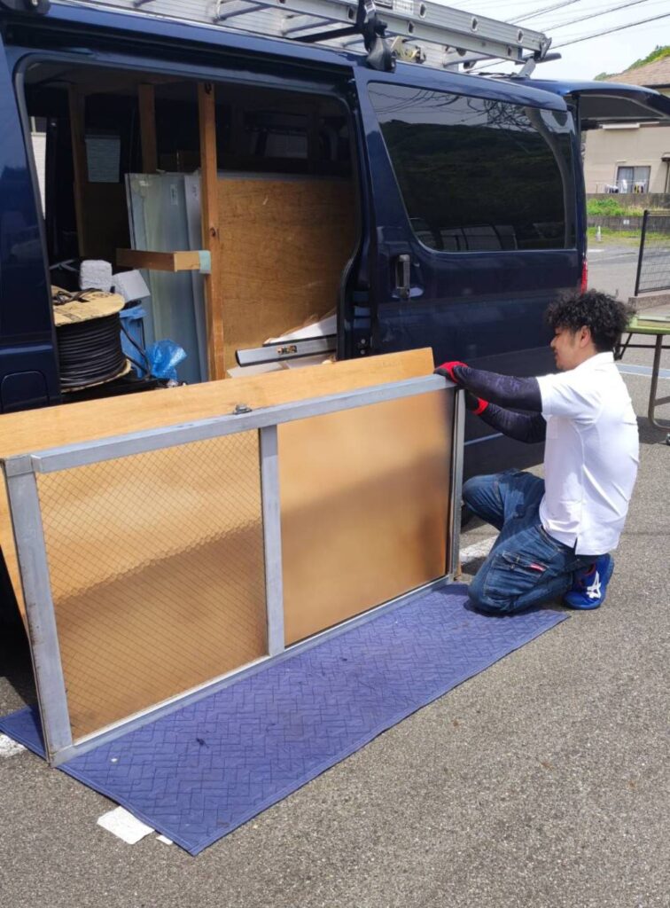 下関市楠乃の拠点で網入りガラスの修理作業を行うMADOSUKEガラス店の代表