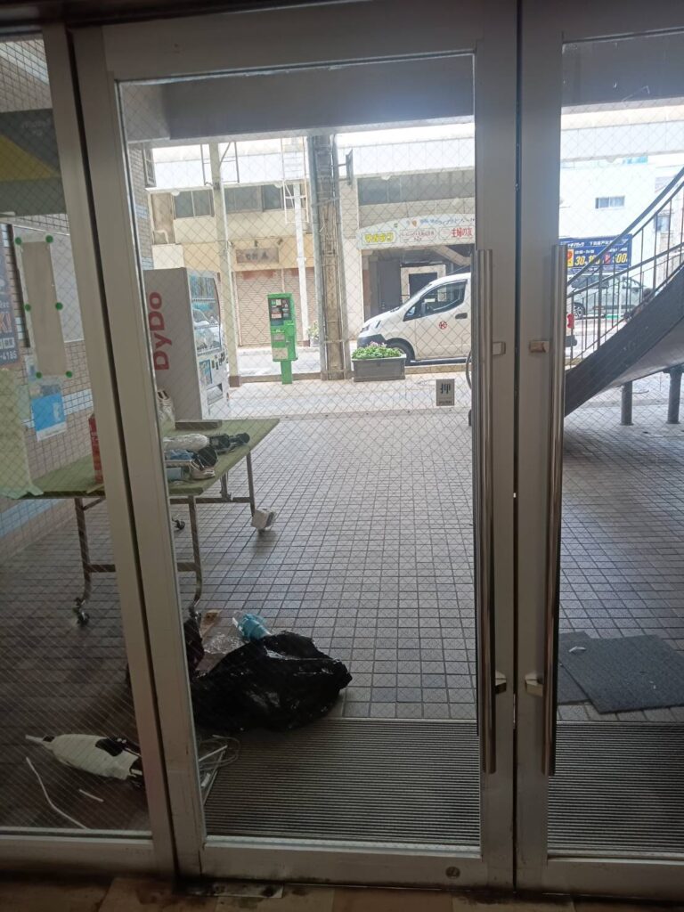 下関市グリーンモール商店街 店舗入口ドアの網入りガラス交換後 室内側