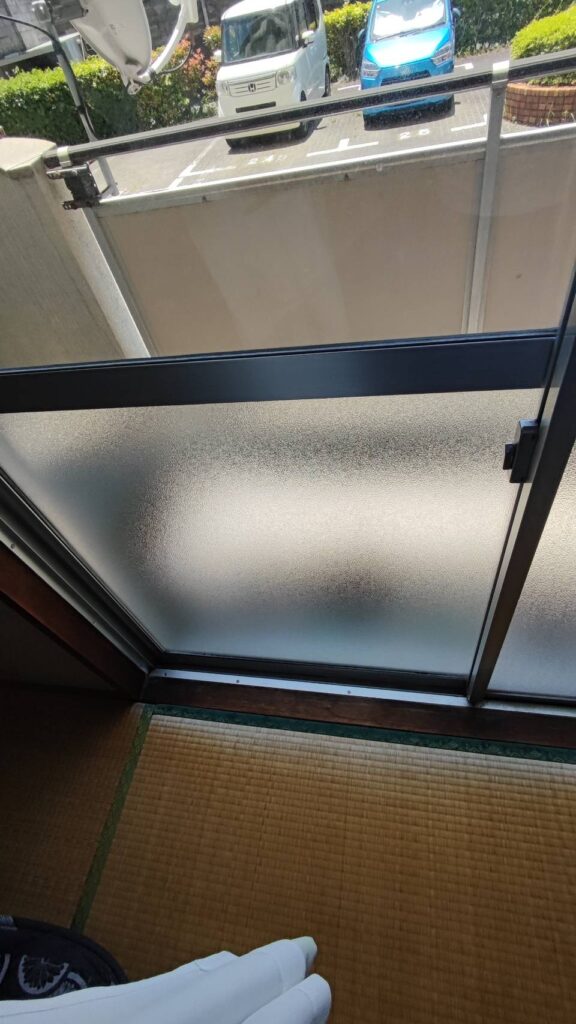 ガラス交換後に掃き出し窓をサッシ枠へ吊り込んだ状態