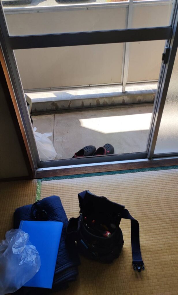 下関市川中豊町の市営住宅でベランダ掃き出し窓のガラスが割れた状態