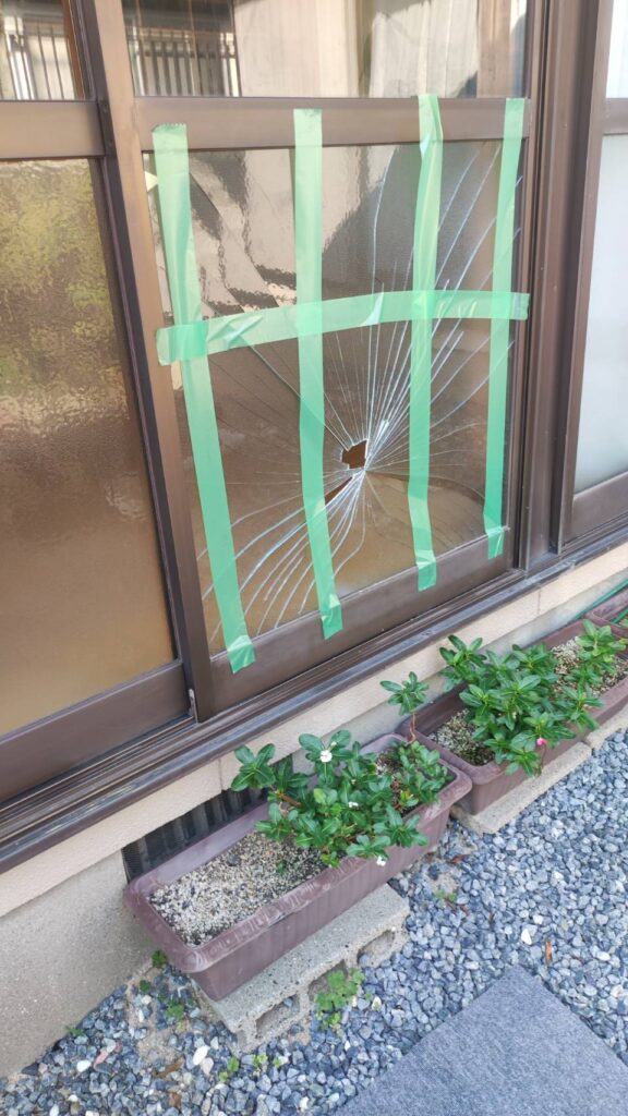 下関市吉見新町の掃き出し窓ガラス割れ修理前