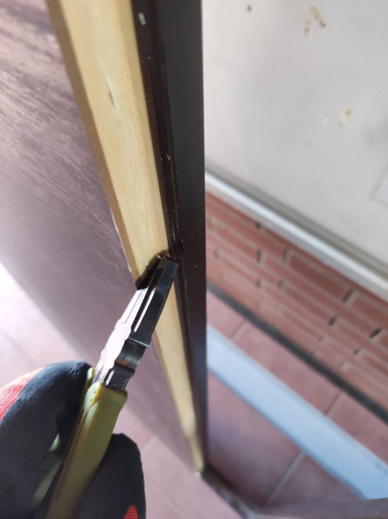 建具開口部に残ったフィニッシュネイルを確認している様子