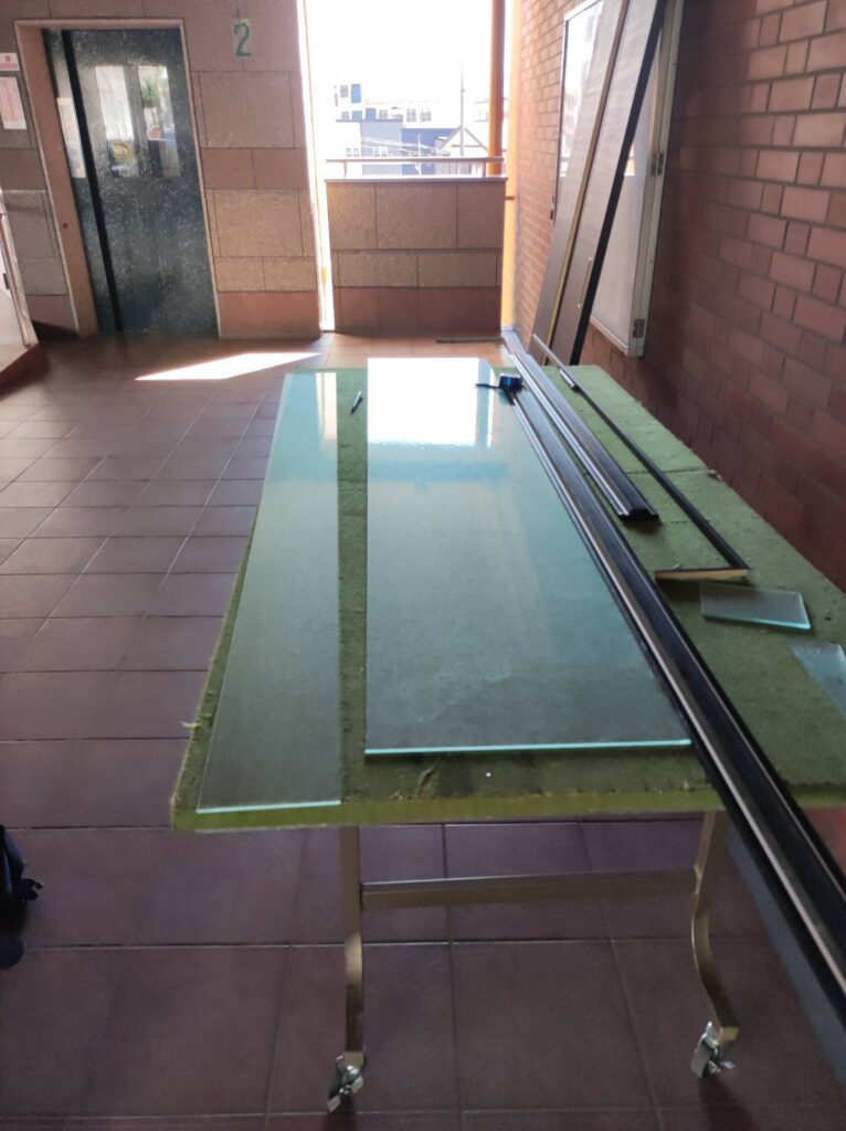 建具に入れるガラスの縁を糸面取りしている様子
