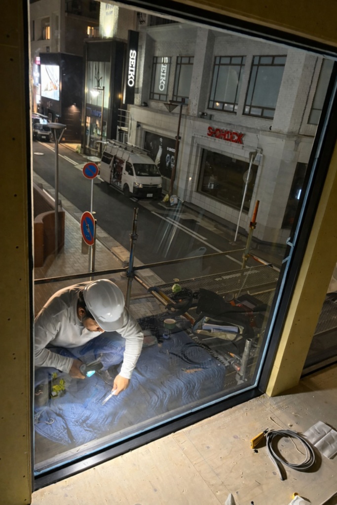 店舗ガラス交換のコーキング仕上げ作業