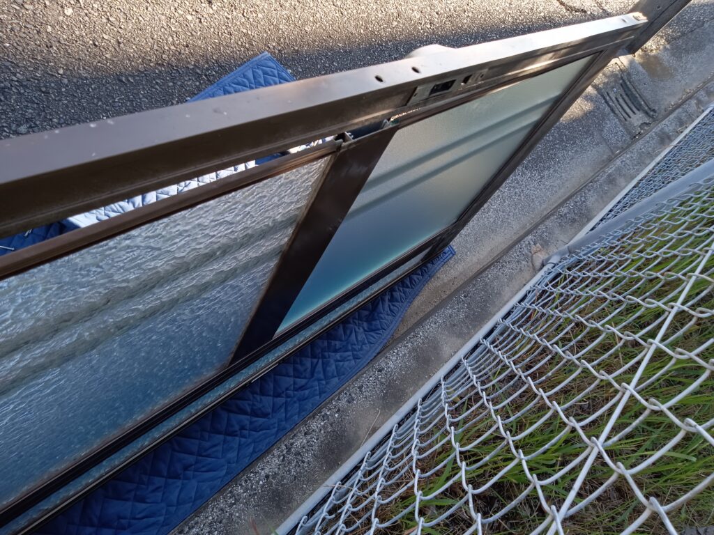 下関市 引戸ガラス組み戻し作業