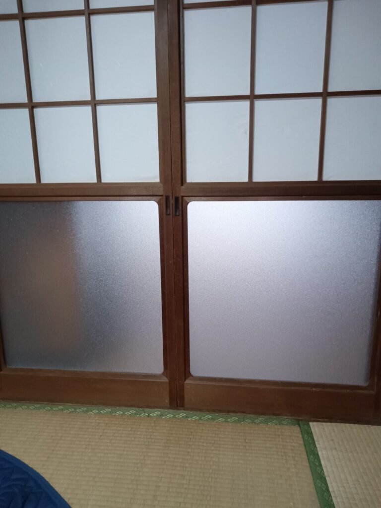 下関市川中豊町の障子ガラス割れ アクリル交換前