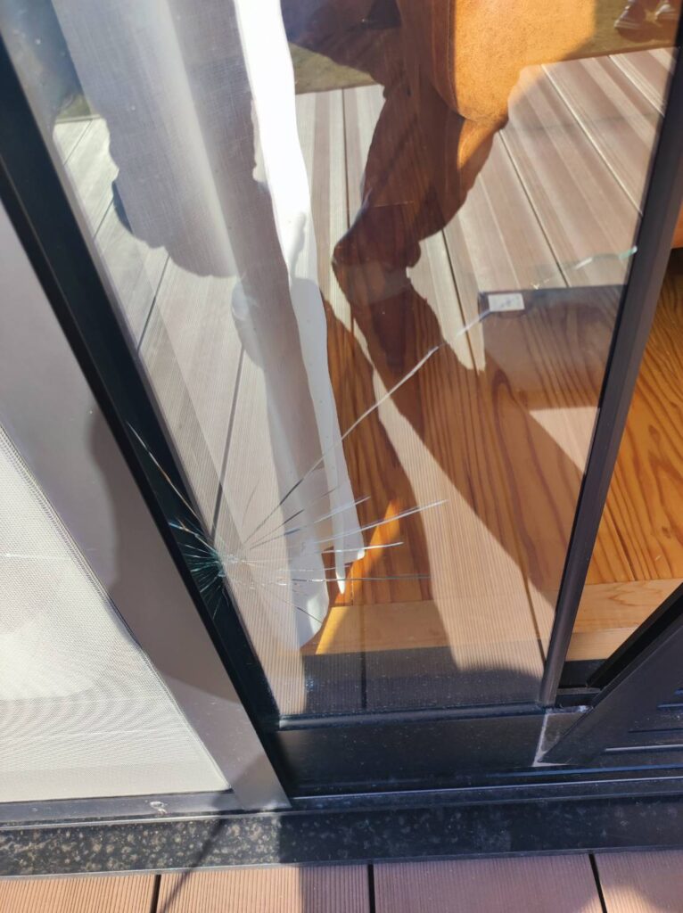 割れてしまった真空硝子スペーシアの窓ガラス