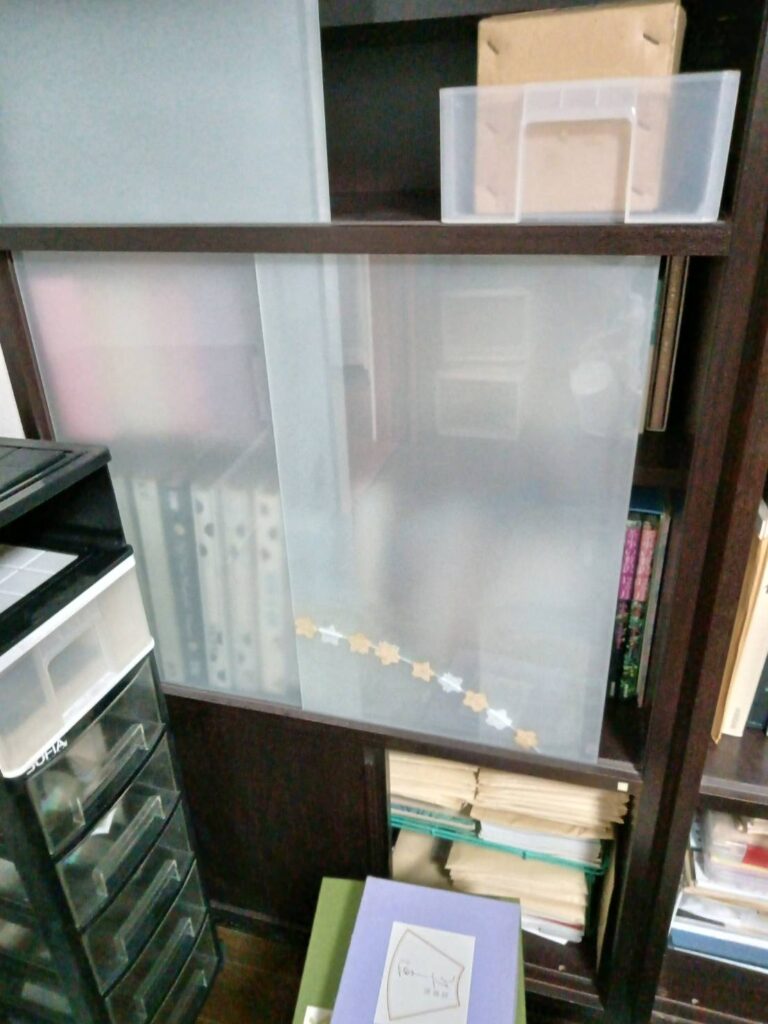下関市長府でガラス交換を行った食器棚