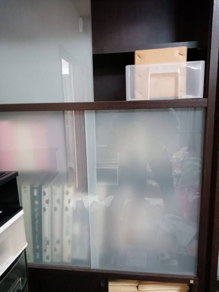 割れたサンドブラストガラスが入った食器棚扉