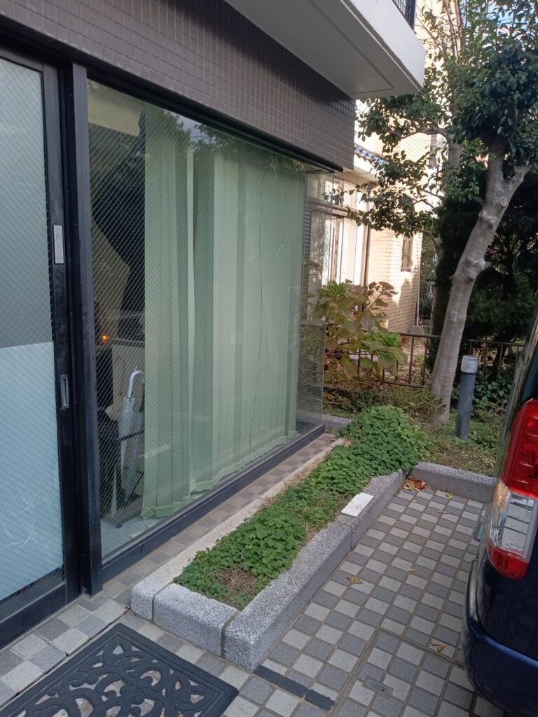 下関市で店舗大板ガラス交換前の破損状態を確認するMADOSUKEガラス店