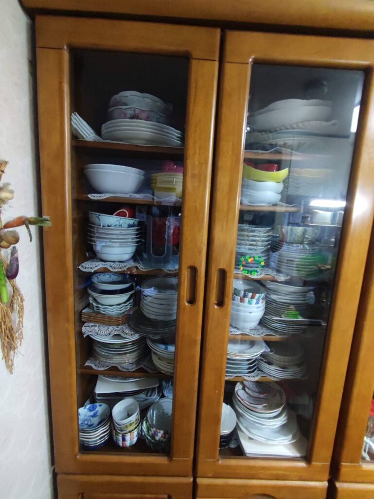 面取りガラス交換が完了した食器棚