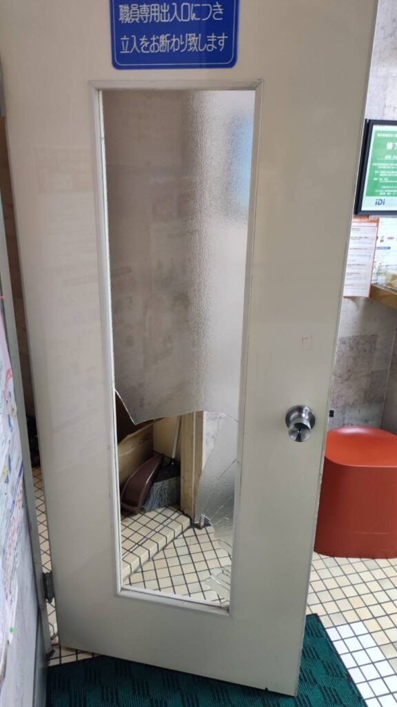 下関市で室内ドアガラス交換前の破損状態を確認するMADOSUKEガラス店