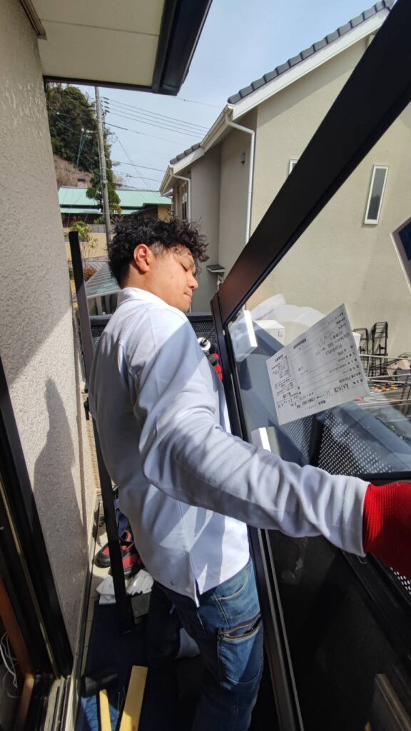 真空硝子に取り替え作業中