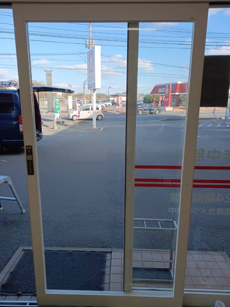 下関市で透明ガラス交換を完了した施工後の状態