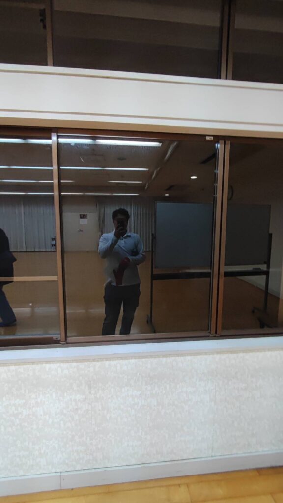 下関市古屋町の公民館で透明5mmガラス修理を行った施工後の窓