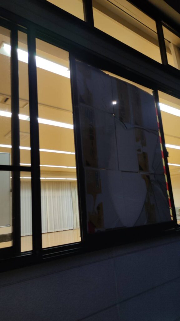 下関市古屋町の公民館で屋外側から見た破損ガラスの状態