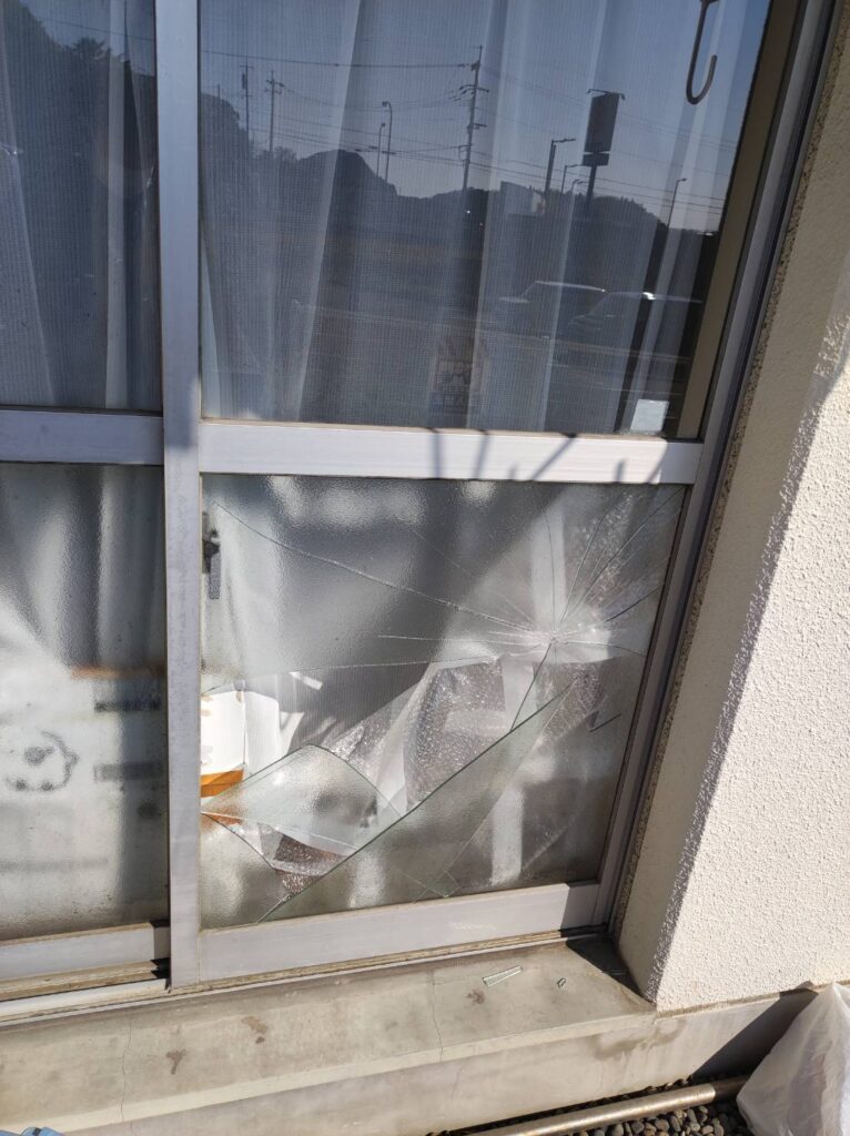 下関市の団地で掃き出し窓の型板ガラスが割れた状態