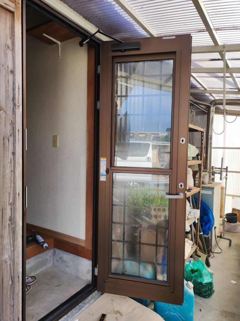下関市で勝手口ドア交換を完了した施工後の状態