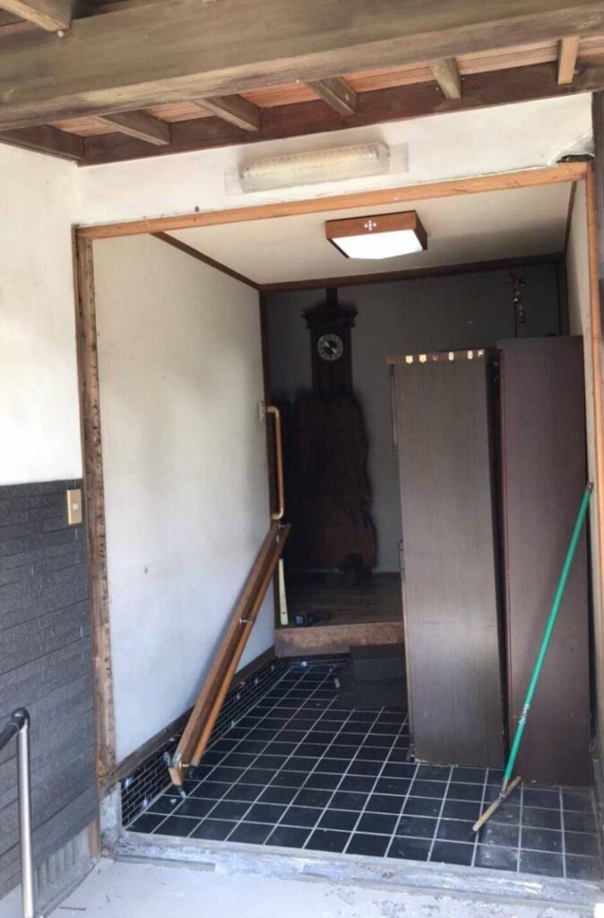 既設玄関引戸枠を撤去した状態