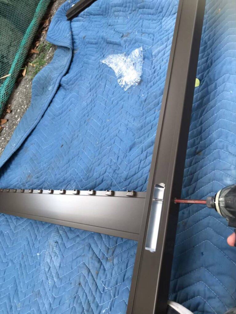 玄関引戸の新しいサッシ枠を組み立てる作業