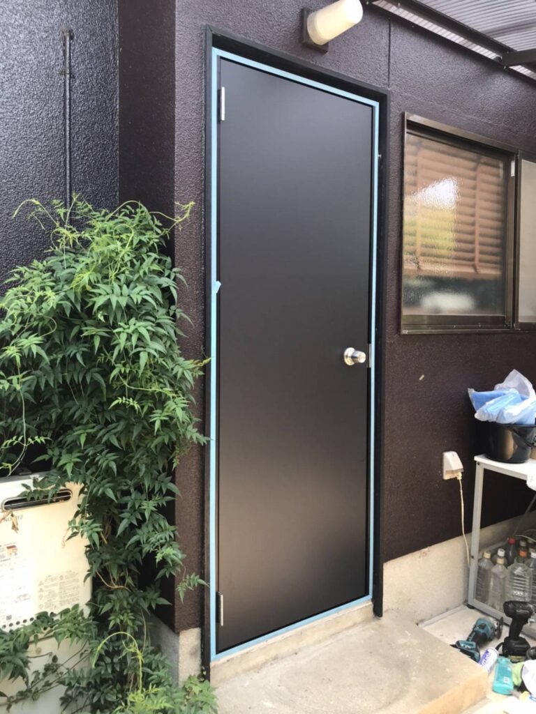 ランマ付き勝手口ドアを加工して交換する作業