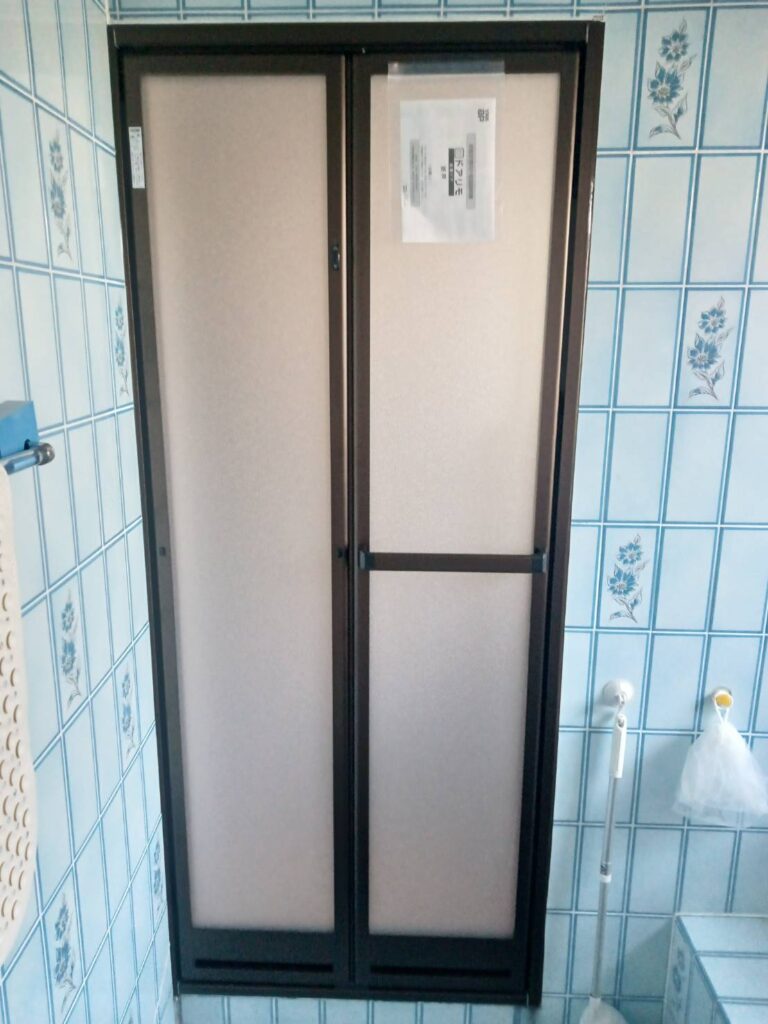 浴室折れ戸本体を取り付ける作業
