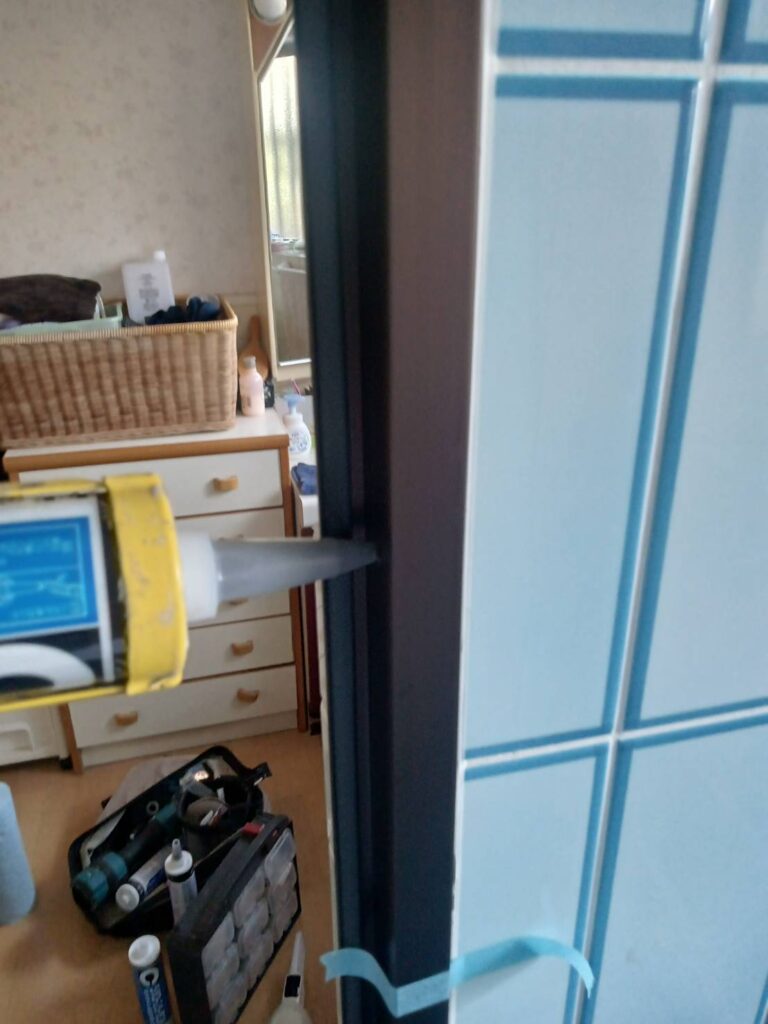 ビス穴へコーキング材を注入する作業