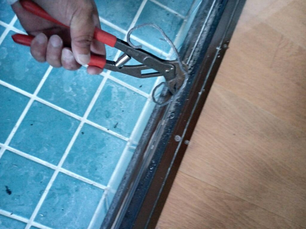 浴室折れ戸交換前に既設枠の下地を整える作業