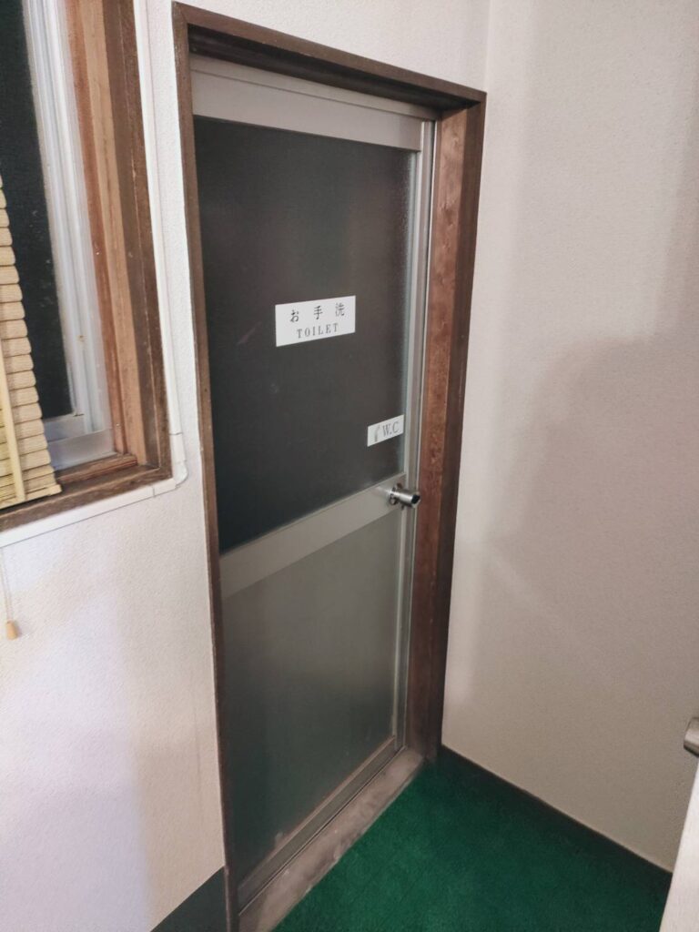 下関市でガラス面の多い勝手口ドアを交換する前