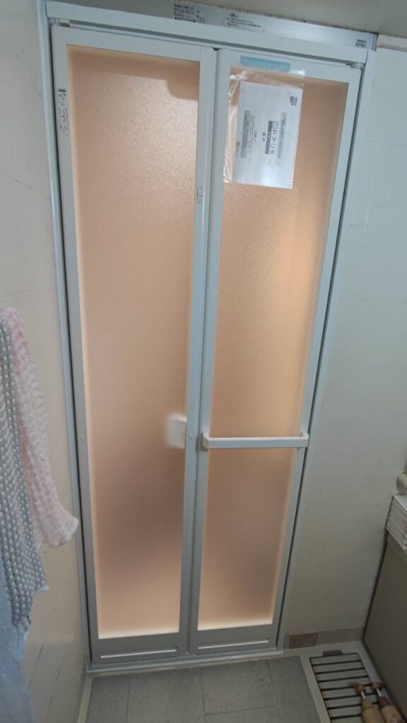 YKKドアリモの浴室折れ戸本体を枠へ取り付ける作業