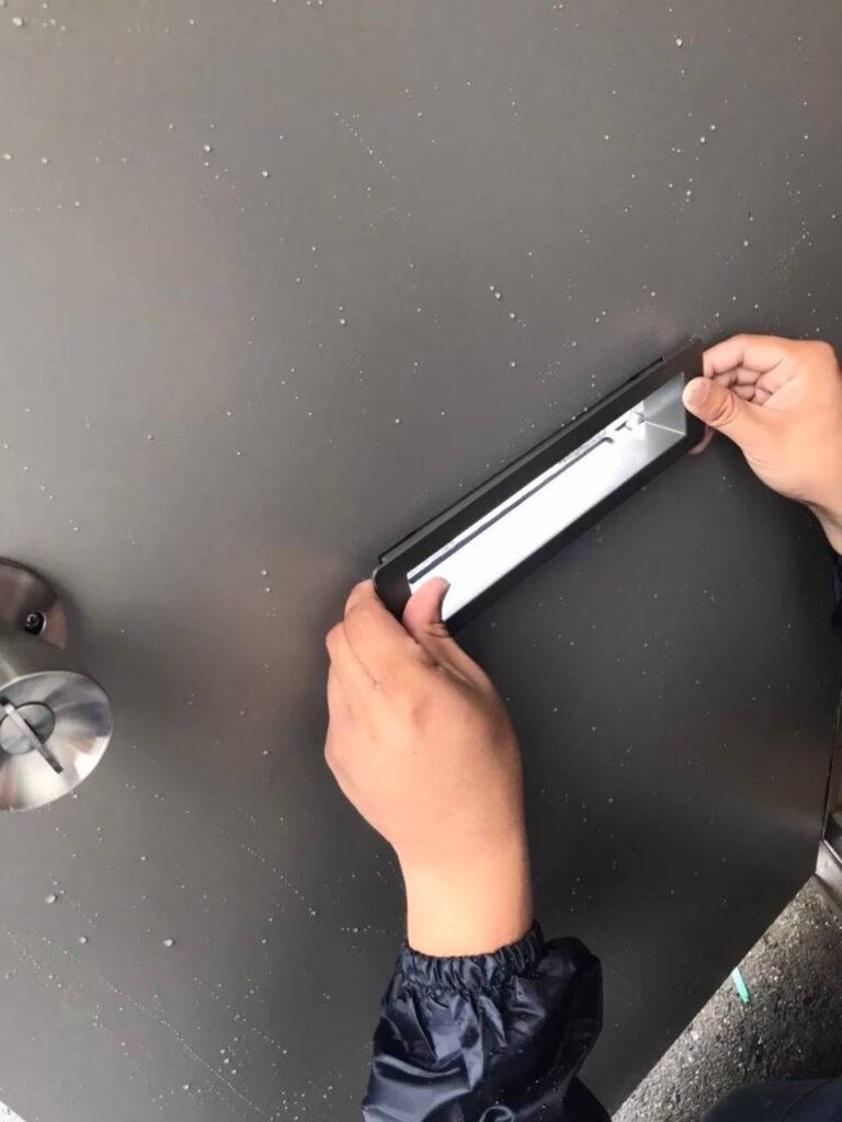 レーザーを使用して新しいドア枠の建付けを確認する作業