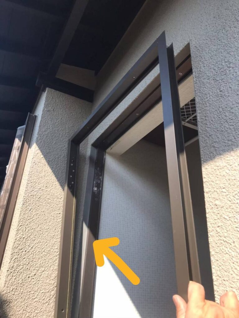 事務所出入口ドアをカバー工法で交換した施工後