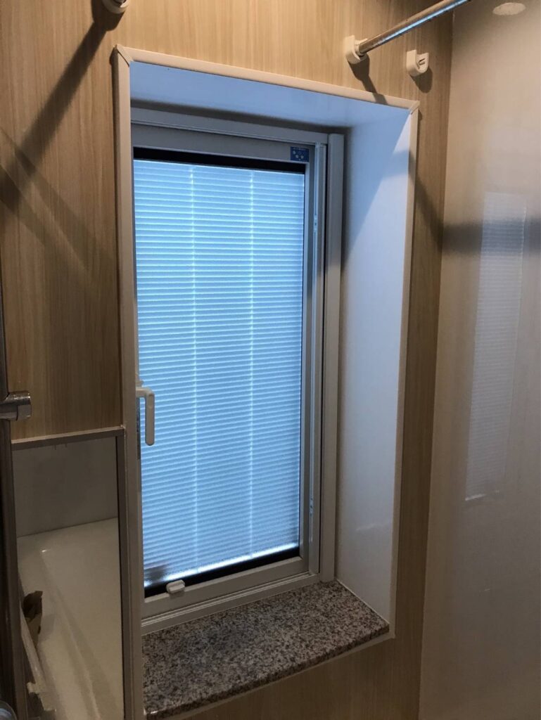 下関市で内窓を取り付ける前の浴室外開き窓