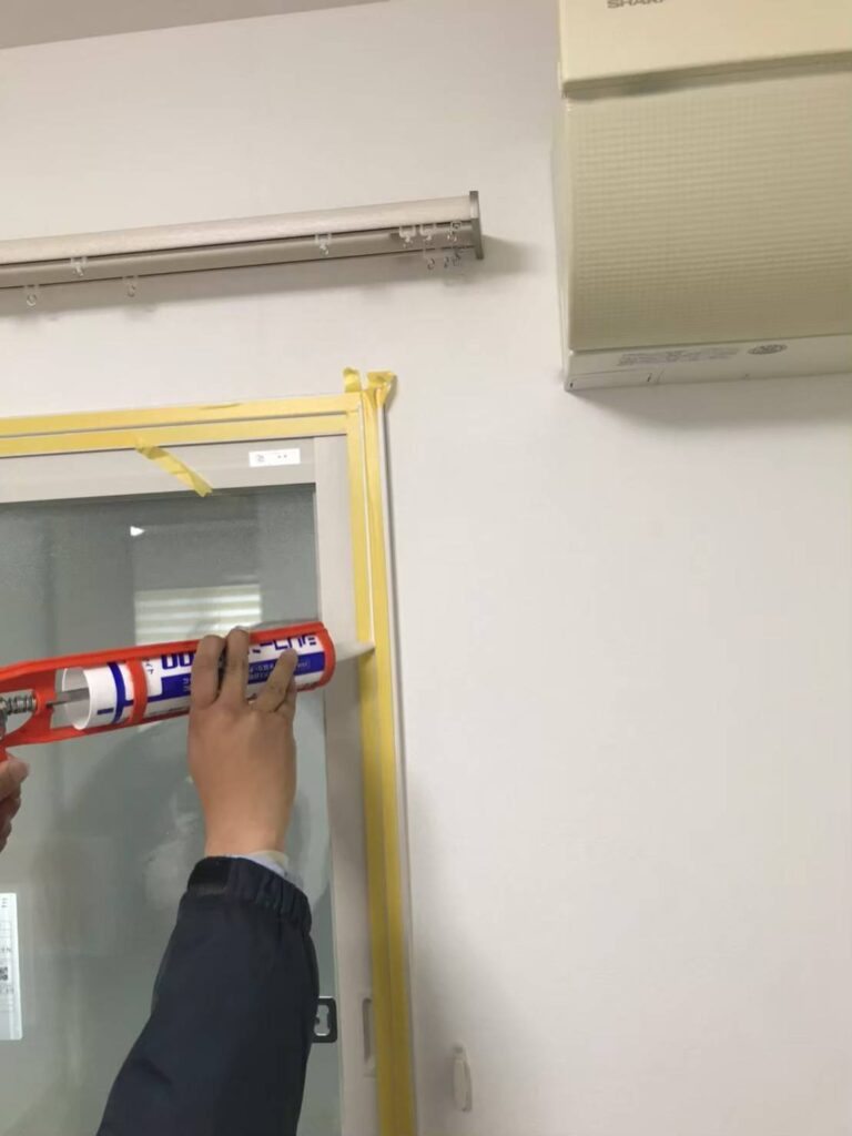 インプラスと既存窓枠のすき間をホワイトコーキングで処理した状態