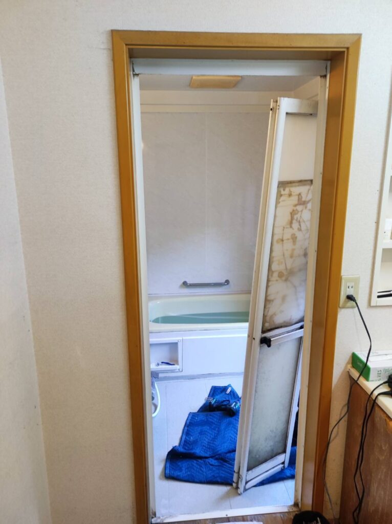 LIXILリシェント浴室折れ戸へ交換する前の浴室ドア