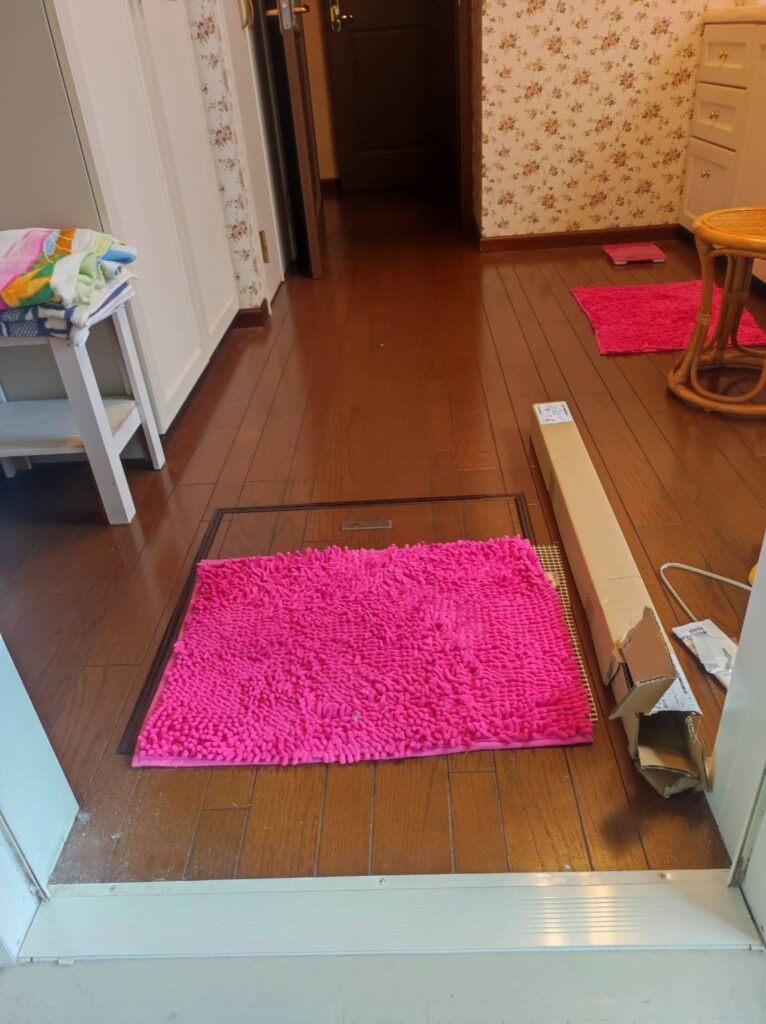 浴室ドア交換で使用する下排水カバーを加工している様子