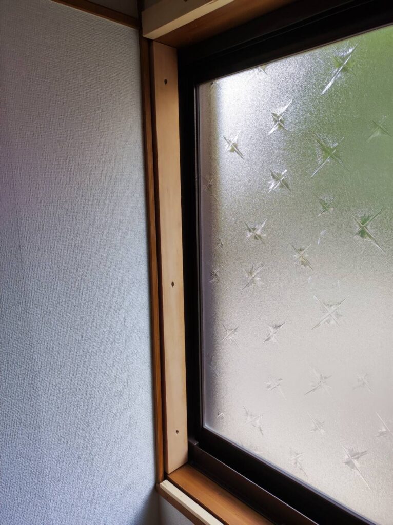 段差のある窓枠へ下地材を取り付ける作業