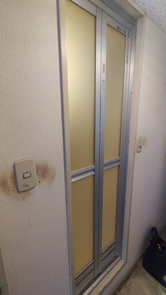 下関市のマンション浴室で開き戸から交換した浴室中折れ戸