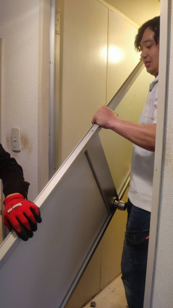 マンション浴室の既存開き戸を取り外した状態